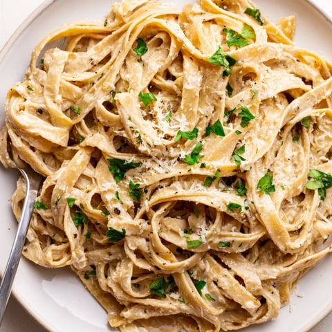 Steaming hot Skinny Alfredo Garlic Parmesan Snowy Pasta, coated in a creamy, velvety, garlic-Parmesan sauce.