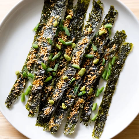 Crispy, golden-brown Snacks de Vague Surf, a vibrant seaweed snack ready to eat.