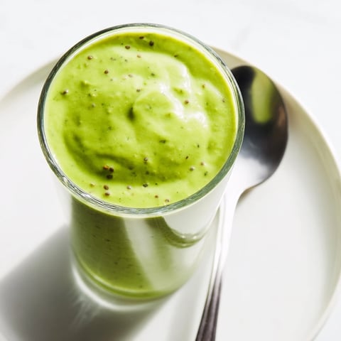 Creamy Spinach Avocado Smoothie, a vibrant green drink, ready for a refreshing breakfast.